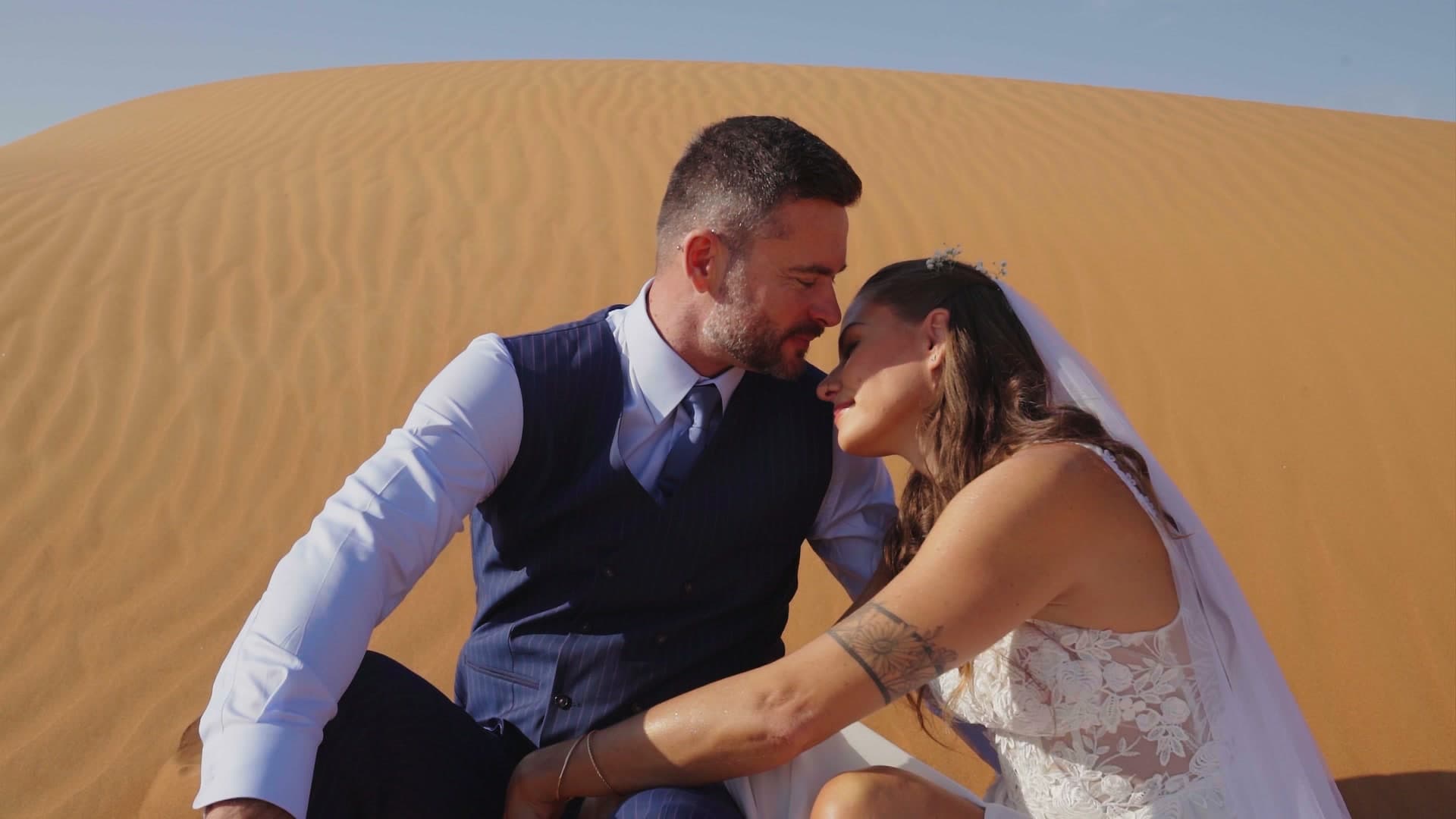 Couple in the Dubai desert photographed by Deine Photography